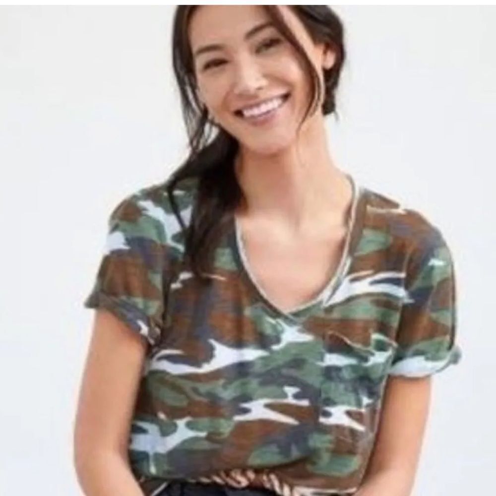 Anthropologie T.la Pocket‎ T-Shirt Womens Size XL Green Camo V Neck Short Sleeve